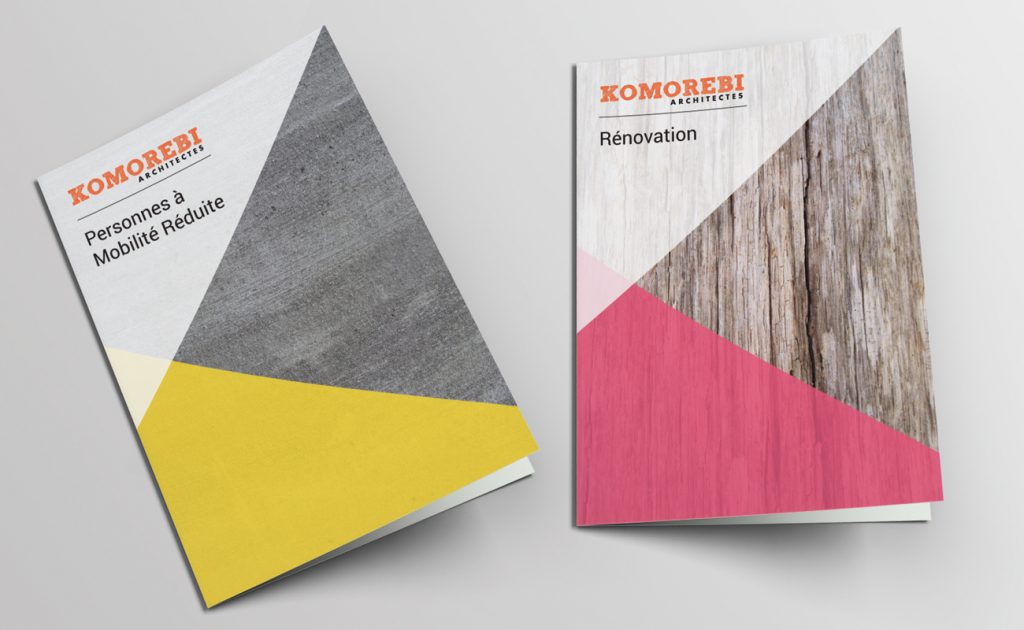 Brochures de Komorebi. Une avec un fond texture ciment, une avec un fond texture bois.